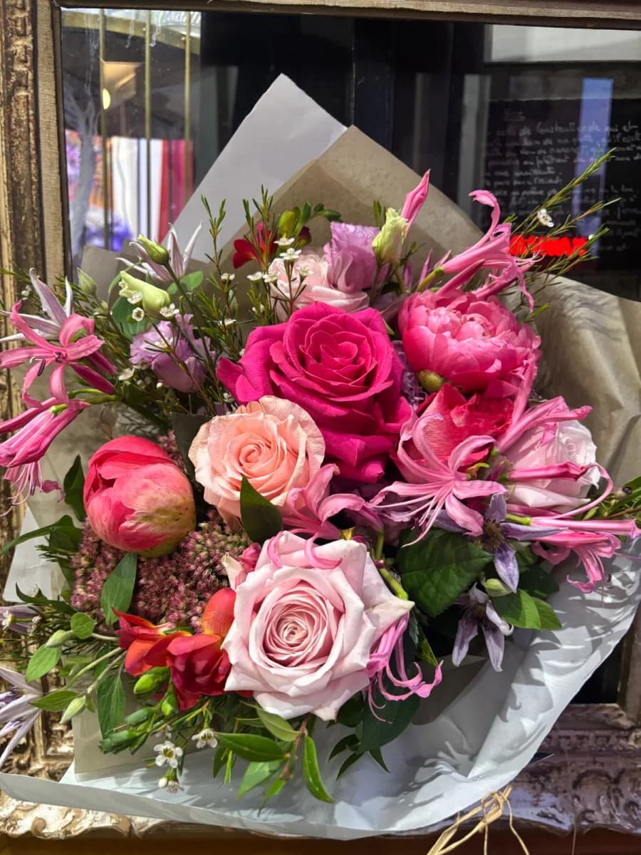 Bouquet de pivoines corail & roses fuchsia